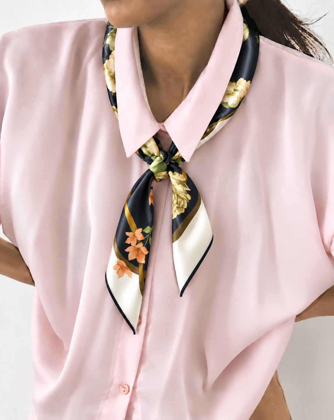 Seidentuch Opulence Florale in 70 cm, am Hals zu einer blassrosa Bluse geknotet.
