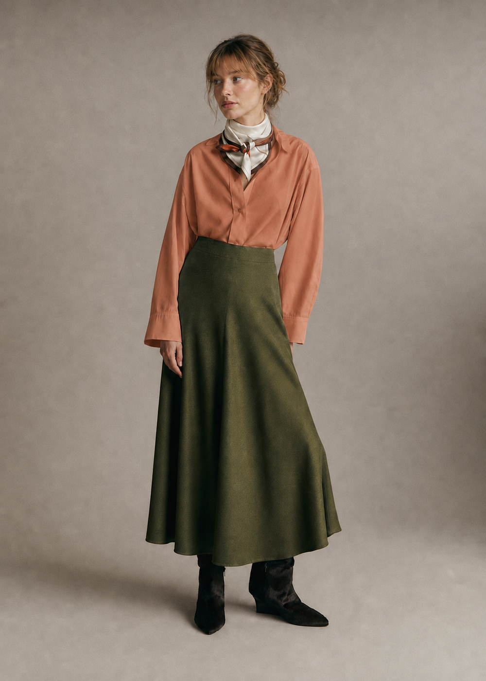 Camille trägt das Seidencarré Zéphyr Argenté in einem Editorial-Look.