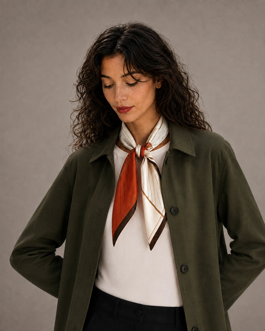 70-cm-Tuch um den Hals gebunden, getragen mit einem olivgrünen Overshirt.